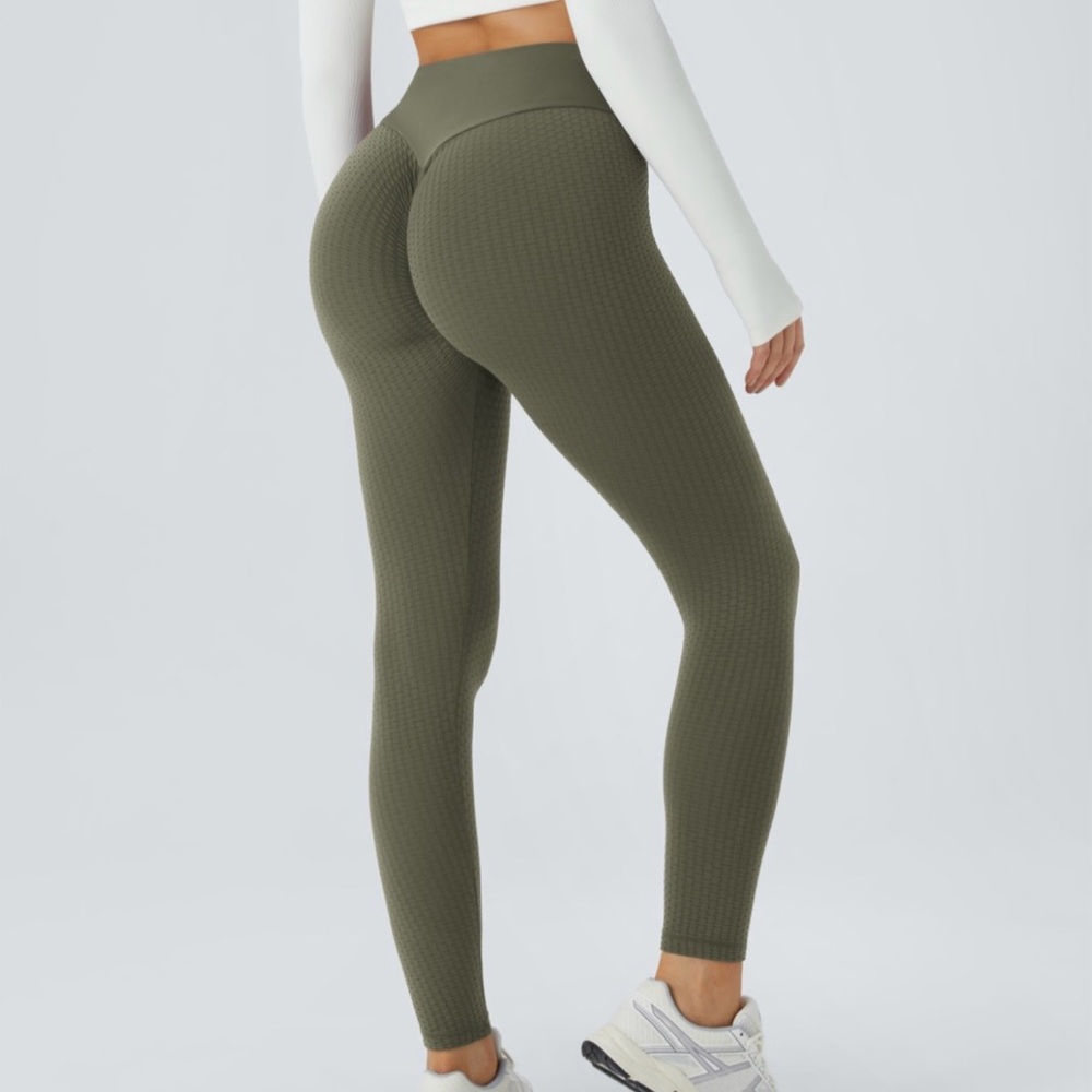 HALARA Olive Textured High-Waisted Leggings. One form seamless. Butt lifting.